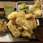 海鮮居酒屋 てつたろう - 【２０１６年１０月】天丼ランチ（鶏、紅生姜、エリンギ、いんげん、しめじは各３つ、はも、大葉、舞茸、茄子は各２つ、ちくわ、ヤングコーン、れんこん、たまご、キスは各１つ、穴子追加注文）