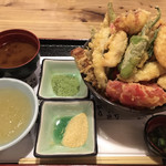 海鮮居酒屋 てつたろう - 【２０１７年４月】天丼ランチ（とり 、なす、オクラ、ししとう、鰆、紅しょうが、いんげん、赤ウインナー、えりんぎは各３つ、ちくわ、たこ焼き、れんこん、ヤングコーンは各２つ、半熟玉子、イカゲソは各１つ）