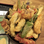 海鮮居酒屋 てつたろう - 【２０１７年４月】天丼ランチ（とり 、なす、オクラ、ししとう、鰆、紅しょうが、いんげん、赤ウインナー、えりんぎは各３つ、ちくわ、たこ焼き、れんこん、ヤングコーンは各２つ、半熟玉子、イカゲソは各１つ）