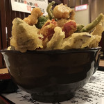 海鮮居酒屋 てつたろう - 【２０１７年４月】天丼ランチ（とり 、なす、オクラ、ししとう、鰆、紅しょうが、いんげん、赤ウインナー、えりんぎは各３つ、ちくわ、たこ焼き、れんこん、ヤングコーンは各２つ、半熟玉子、イカゲソは各１つ）