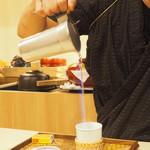 人形町 やま田 - ひれ酒 にマッチで火を付けてアルコールを飛ばしてくれています