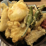 海鮮居酒屋 てつたろう - 【２０１７年１０月】天丼ランチ（なす、オクラ、赤ウインナー、エリンギ、アスパラ、紅しょうが、いんげん、サンマ、とりむね、キス、ししとうは各３つ、たこ焼き、れんこんは各２つ、半熟玉子は１つ）
      