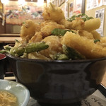 海鮮居酒屋 てつたろう - 【２０１７年１０月】天丼ランチ（なす、オクラ、赤ウインナー、エリンギ、アスパラ、紅しょうが、いんげん、サンマ、とりむね、キス、ししとうは各３つ、たこ焼き、れんこんは各２つ、半熟玉子は１つ）
      