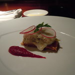 ル・コントワール・デュ・グー - ●アミューズはズワイガニのタルト　赤カブソース