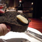 ル・コントワール・デュ・グー - ●オリジナルのイカスミパンは病みつきに