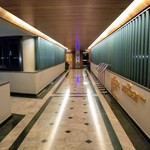 CAPRICE - 「ロイヤル・ウイング スイート＆スパ」のロビー奥の通路、この先にレストランへのエレベーター