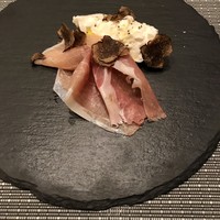 トラットリア イル レガーロ - 生ハムとブッラータチーズのトリュフのせ
