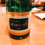 ビストロ 集 - Martivey Brut：
      細かい泡で炭酸の刺激は少なめ。辛口過ぎない適度な甘み。いいですね。