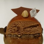 きめ細かく香り豊かなミルクチョコムースに、塩キャラメルのクリームとしっとりビスキュイ