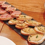 ビストロ 集 - クロスティーニ２種：鮪タルタル、あん肝