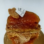 蜜が溢れるような林檎とバター香るタルト生地、バニラビーンズ入りのクレームパティシエールやクレームダマンドがマッチ