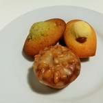 Pâtisserie Gilles Marchal - 奥はマドレーヌ（ピスターシュとキャラメル）各2ユーロ、手前は松の実とオレンジのNOYER2.2ユーロ