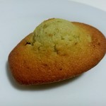 Pâtisserie Gilles Marchal - バターと共にピスタチオが豊かに香るマドレーヌ、中にはトロッと濃厚なピスタチオペースト入り
