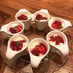 ビストロ 集 - パンナコッタ
      花弁のようなディスプレイ
