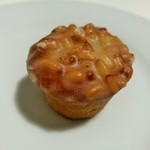 Pâtisserie Gilles Marchal - きめ細かくしっとり重厚なアーモンド風味の生地に、爽やかなオレンジのコンフィと香ばしい松の実がギッシリ