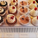 Pâtisserie Gilles Marchal - グラスに入ったモンブランやスタイリッシュなババ、真っ白なドームのショコラムースなど