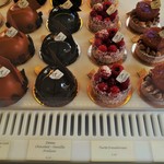 Pâtisserie Gilles Marchal - 塩キャラメルとミルクチョコ、プラリネとバニラのダークチョコなどドームショコラ、フランボワーズや林檎のタルトも