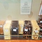 Pâtisserie Gilles Marchal - 日本未上陸のタブレットショコラは、ピーカンナッツやヘーゼルナッツのキャラメリゼ付きなど豪華版も