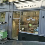 Pâtisserie Gilles Marchal - 坂の傾斜を感じるお店はモダンでスタイリッシュなデザイン、ドアノブはマドレーヌがモチーフ
