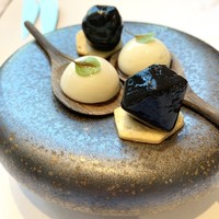 フィリップ・ミル 東京 - 蕪のポタージュ、イカ墨で色付けしたサーモンのリエット