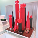 ガトーフェスタ ハラダ 本館シャトー・デュ・ボヌール - バレンタインを意識したオブジェ