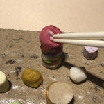 満愛貴 - ビーツのゼリーを箸で割って