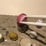 満愛貴 - 中のアンチョビのソースを野菜に付けてたべます