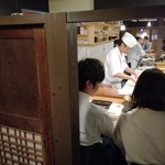 秀徳 - カウンターの席間は近い印象