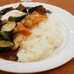 カレー屋 パクパクもりもり - 激辛野菜カレー、ライス小盛りなすトッピング。温泉卵はクーポンでサービス。880円。