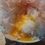 かつお食堂 - かつお節ごはん③ご飯の上には生卵をのせてもらってます
