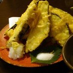 焼き鳥・鶏料理 さいたどう - 香川産・三豊ナスの天ぷら（490円）。秋限定みたいやけど、これはうまかった