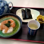 元祖からみもち 鈴樹 - からみ餅と海苔餅。お茶が急須なのが嬉しい。