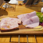 川反ミートキッチン - ピスタチオのパテドカンパーニュと自家製ハム