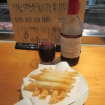 焼鳥いなかもん - チーズスティック300円と赤ワイン1本600円