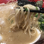 博多一凛 - 豚骨ラーメン 麺アップ