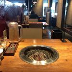 Yakiniku Toraji - 左側の2人テーブル３つ、一番手前から