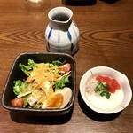 江戸前蕎麦と溶岩焼地鶏 真禅 - お通し(とろろトマトあわ添え)、サラダ