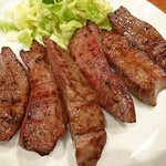 牛たん料理 閣 ブランドーム本店 - たん焼きのアップ