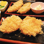 成蔵 - 牡蠣フライ(奥)とメンチカツ(手前)。衣が素晴らしい。