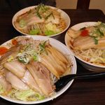 らーめんでぽっと - 手前が男盛りで奥2つはからし豚そば