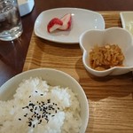 樹園 - ご飯、小鉢の切り干し大根、デザートのイチゴ