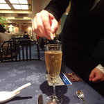 中国薬膳料理 星福 - 清心美容酒に真珠パウダーを入れているところ