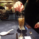 中国薬膳料理 星福 - 清心美容酒に真珠パウダーを入れているところ