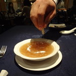 中国薬膳料理 星福 - フカヒレスープに真珠粉を入れているところ