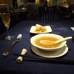 中国薬膳料理 星福 - 真珠粉入りフカヒレスープ、北京ダック　苓入り葱餅巻き