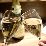 餃子とスパークリング バブルス - オーナーとトリシャンで乾杯〜♪