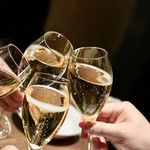 餃子とスパークリング バブルス - 合流した友達と乾杯♪