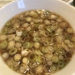 赤坂味一 - つけ汁にネギ投入