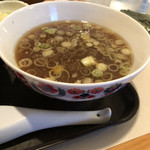 赤坂味一 - つけ汁デフォルト，中ドンブリにたっぷりのつけ汁なので，最後まで熱々で食べられる！（麺が大でなければ）