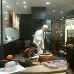 たねや茶屋 - 餅つきしてました